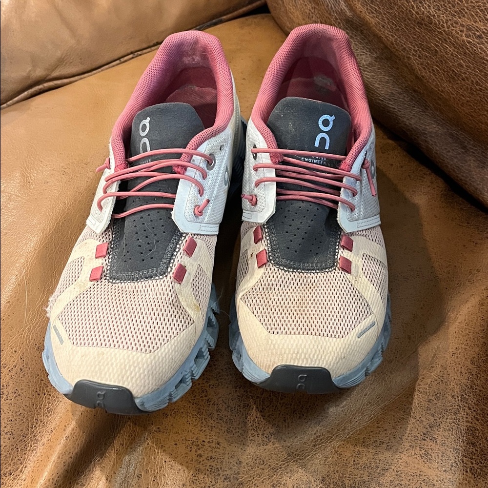 On Cloud Running Women's size 6
